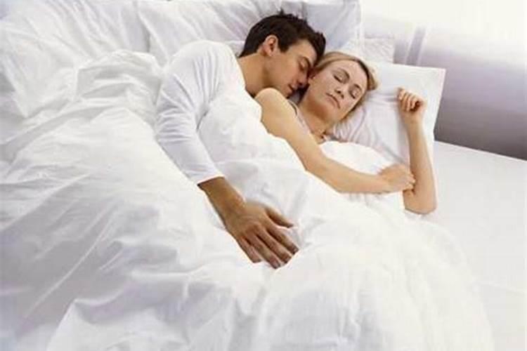 梦见和前夫睡一起被他现在的老婆看到(梦到跟前夫在一起是什么意思)