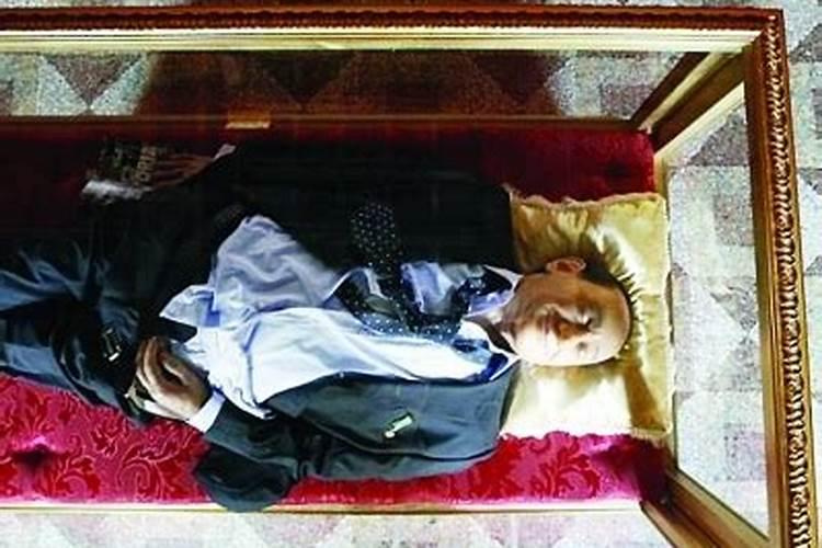 梦见死去的爷爷在棺材里躺着