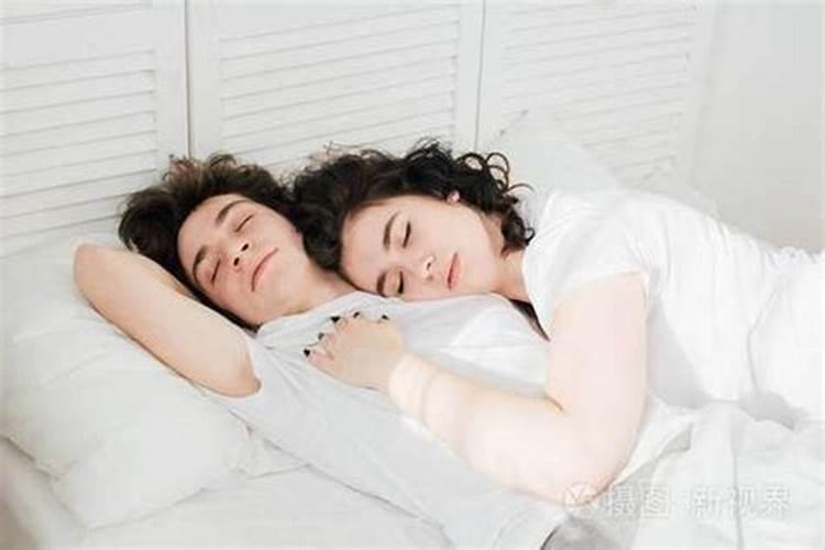 梦见两个女人抱在一起睡觉