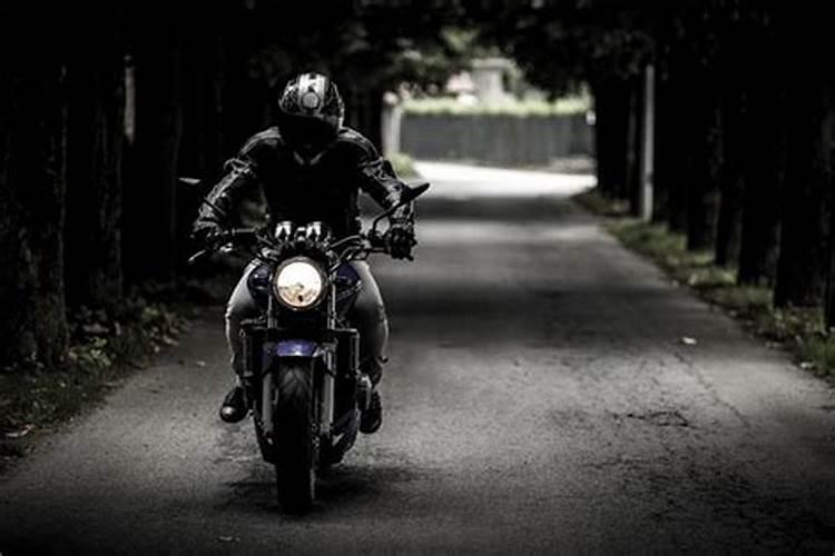梦到自己骑摩托车带人赶时间回家