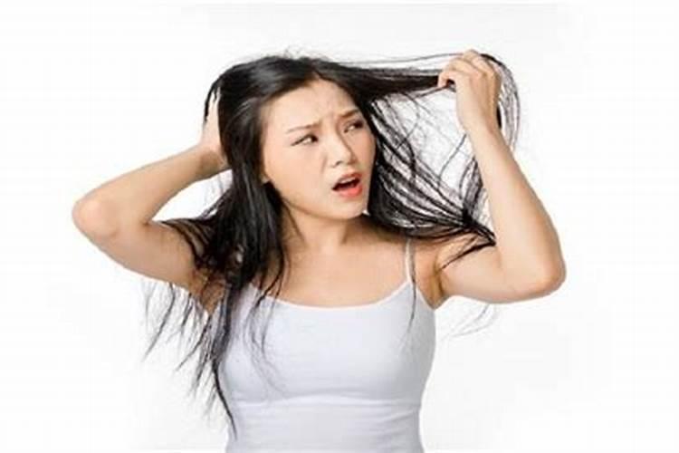 梦见掉头发是啥预兆女性？梦到掉头发是什么征兆女人