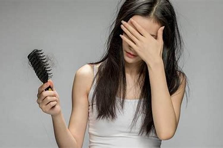 梦见掉头发是啥预兆女性？梦到掉头发是什么征兆女人